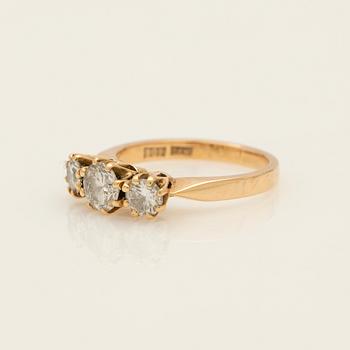 Ring, 18K gold with three brilliant-cut diamonds.
