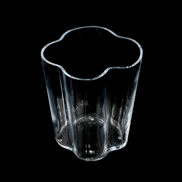 VAS, glas, Alvar Aalto, Iittala, märkt Alvar Aalto Iittala och daterad 2001.