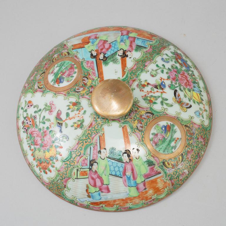 A CHINESE PORCELAIN POTTY, Canton, mid 19th century.