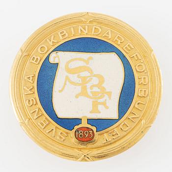 Button, Sweden's Bookbinders' Association, 18K gold and enamel.