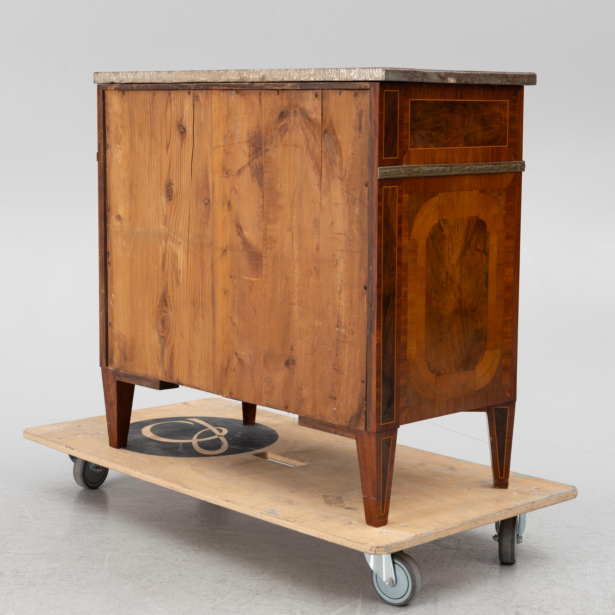 Chest of drawers, Gustavian style, early 20th century.