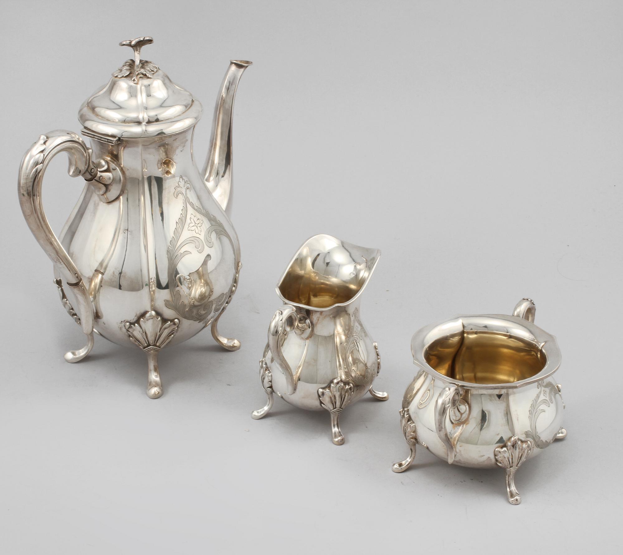 KAFFESERVIS, 3 delar, silver, bär importstämplar, rokokostil, 1900-tal, vikt ca 999 gram.