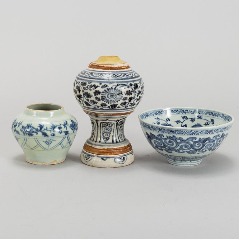 A blue and white vase, bowl and pot, South East Asia, 16th/17th Century.