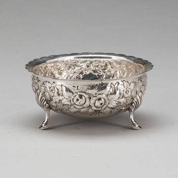 SKÅL PÅ FÖTTER, silver. London, Henry Holland. 1878. Ca 170g.