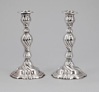 LJUSSTAKAR, ett par, sterlingsilver, rokokostil, 1900-tal. Importstämplar.