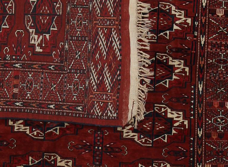 MATTA, Turkmen. Ca 270 x 187 cm.