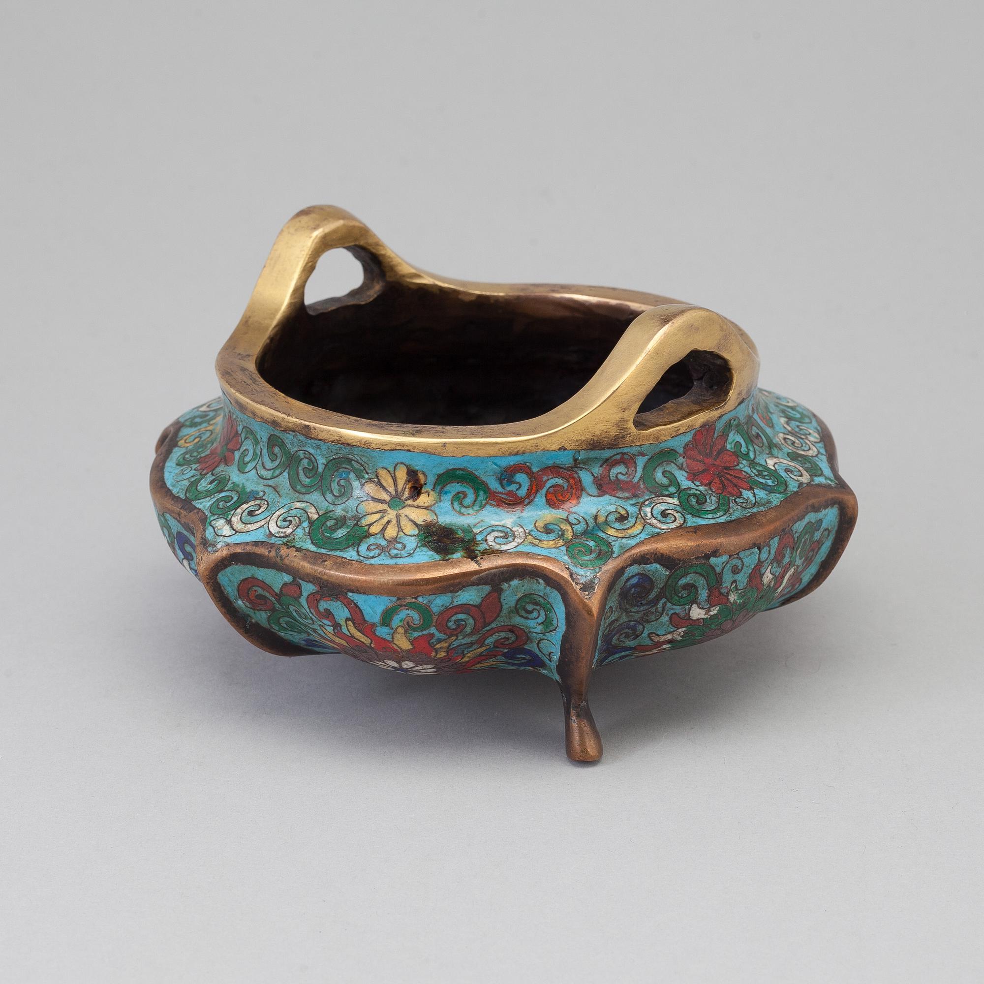 A Chinese cloisonné incense burner, early 20th century.