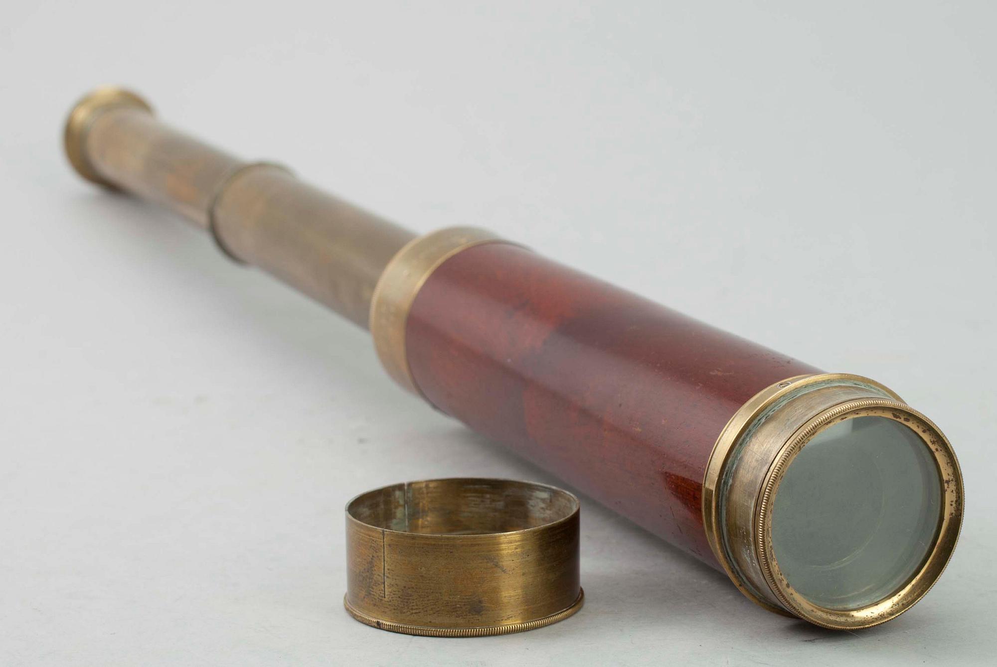 KIKARE 3 st, bl.a. en tubkikare, trä och mässing, London, ca 1900.