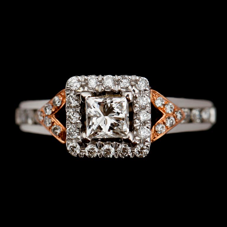 RING, 14 k vitguld, briljant och princesslipade diamanter, total ca 1,25 ct.