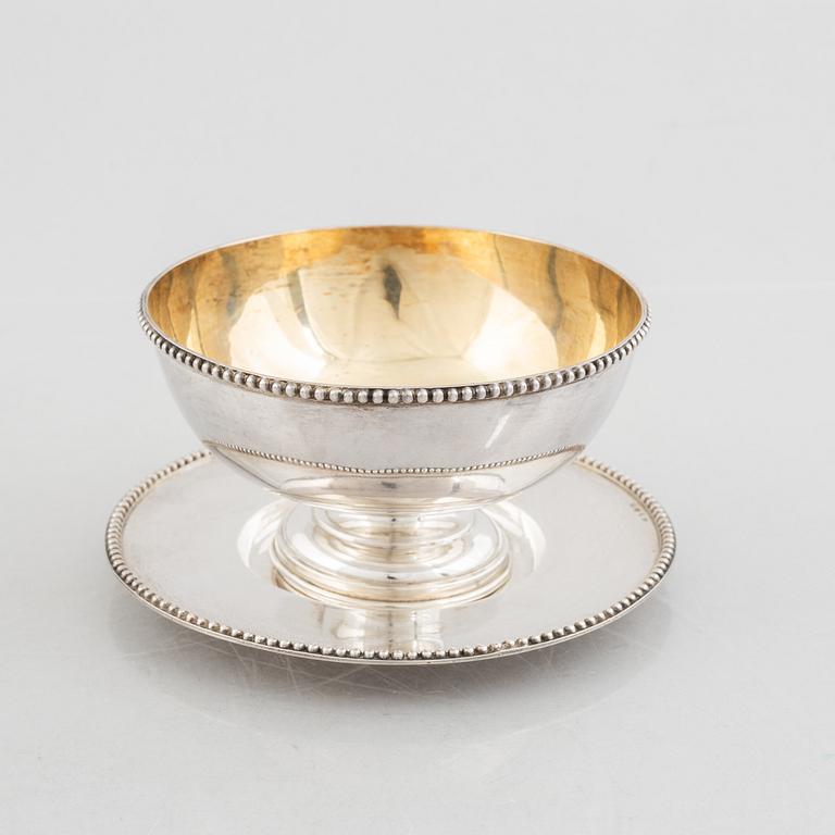 A Swedish silver sauce boat on tray, mark of Gustaf Möllenborg, Stockholm 1894.