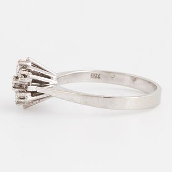 RING, 18K vitguld med briljantslipade och åttkantslipade diamanter. Certifikat medföljer.