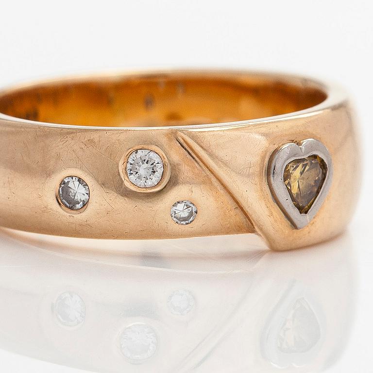 A 14K gold ring set with round brilliant-cut diamonds, and a heart-shaped yellow diamond. Finnish hallmarks 2000.