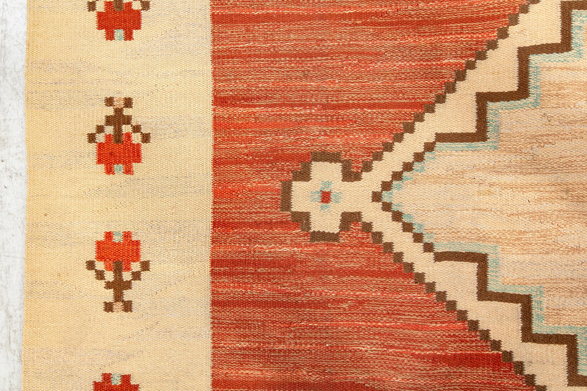 A Swedish 1940's Art Deco flat weave carpet ca 404 x 279 cm.