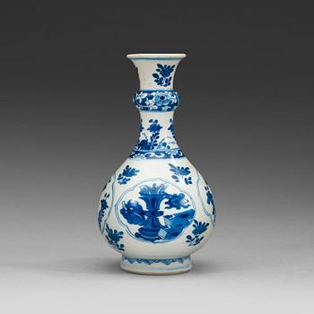 A blue and white vase. Qing dynasty Kangxi (1662-1722).