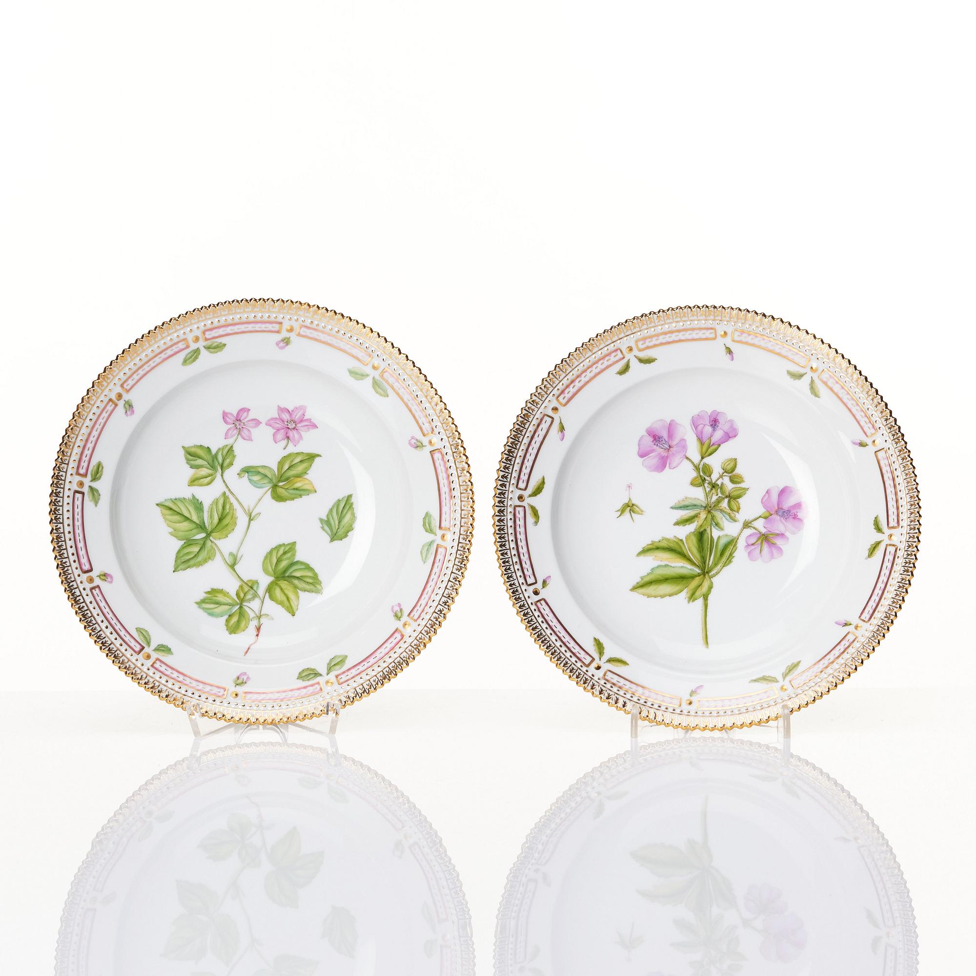 Sopptallrikar, 12 stycken, porslin. Royal Copenhagen, "Flora Danica", Danmark, 1900-tal.