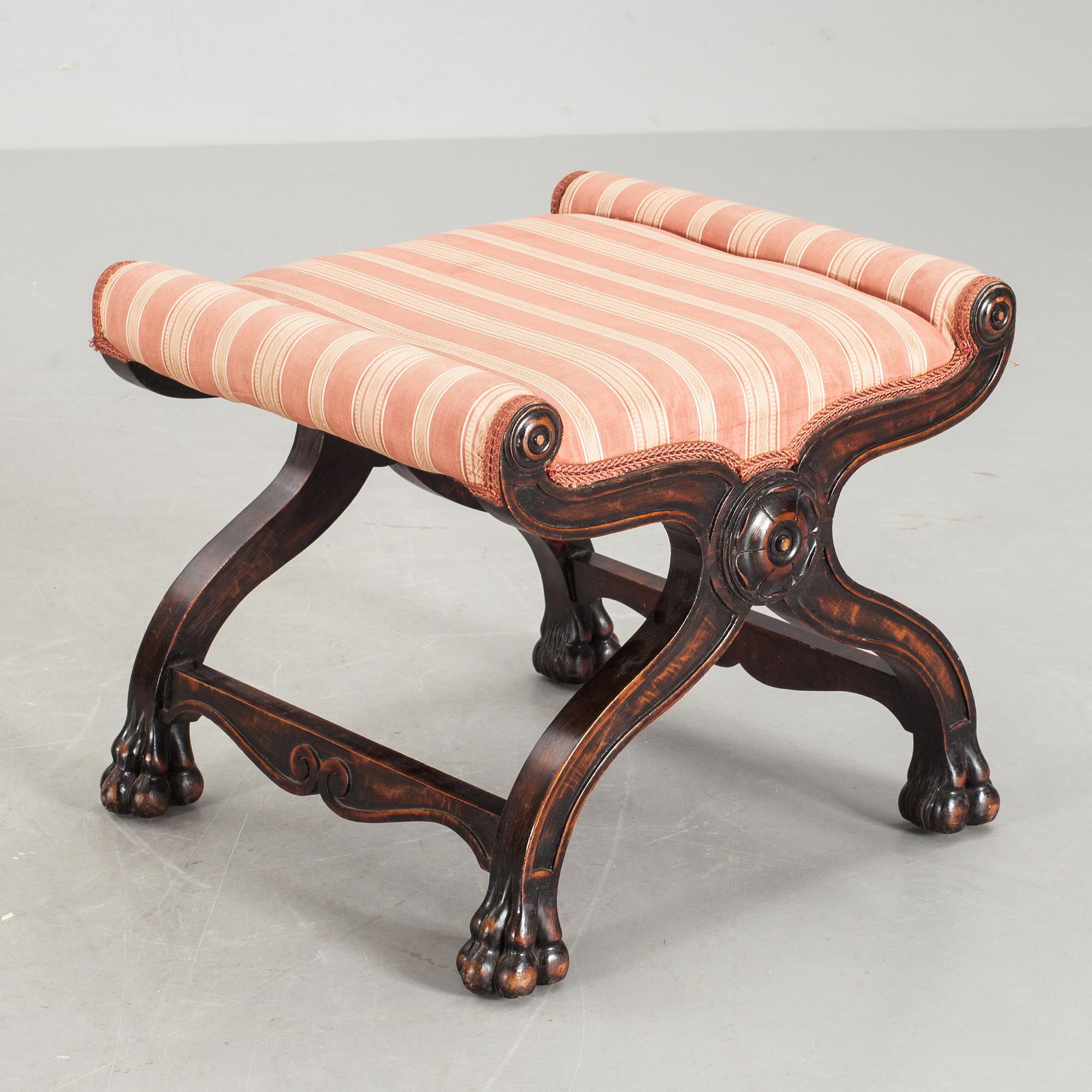 TABURETT, Chippendale-stil. 1900-talets första hälft.