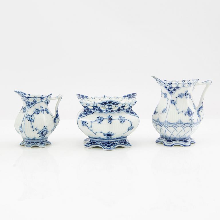 Servis ca 51 dlr "Musselmalet, hel och halvblonde" Royal Copenhagen Danmark porslin sent 1900-tal.