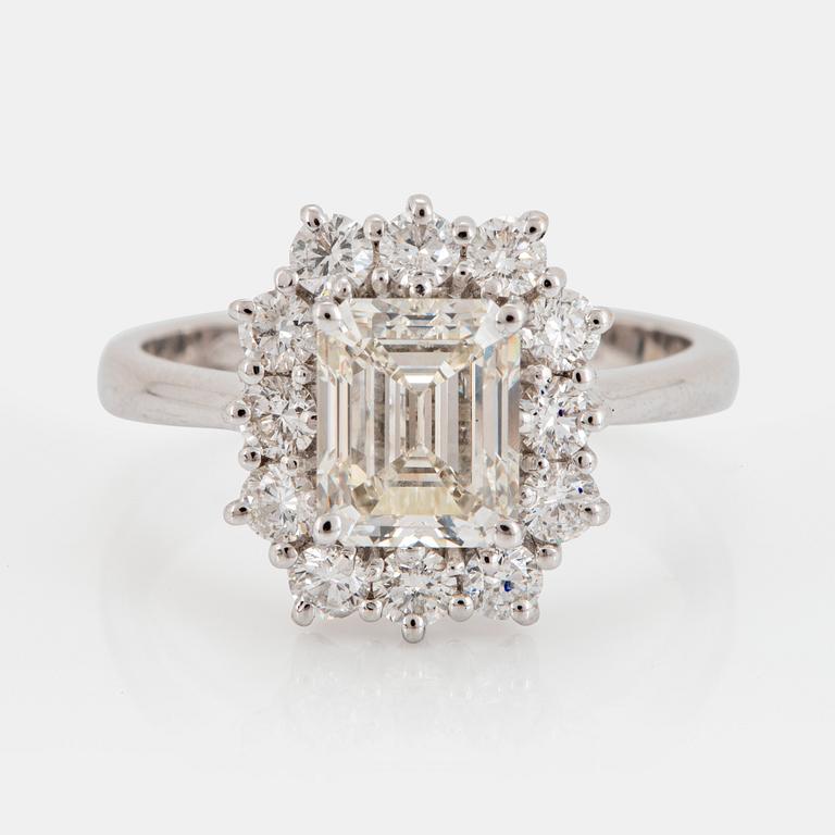 Ring 18K guld med en smaragdslipad diamant 2.04 ct kvalitet J vs1 enligt medföljande IGI certifikat.