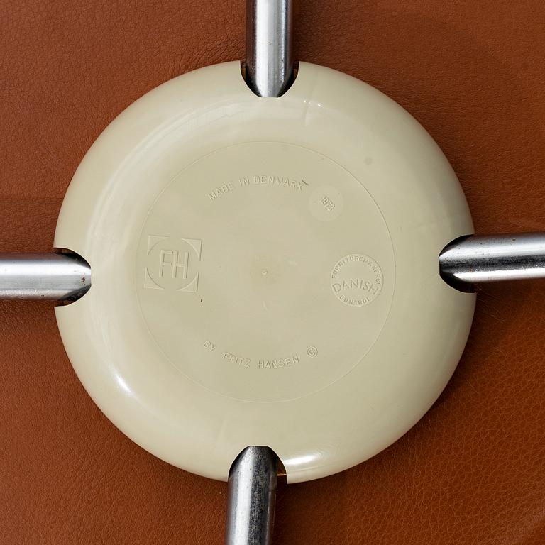 ARNE JACOBSEN, 6 kpl "Sjuan"-TUOLEJA, Fritz Hansen, Tanska.