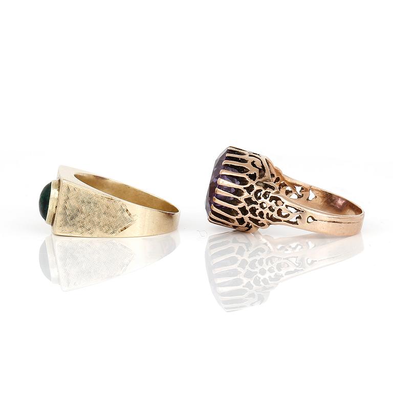 RINGAR, 2 st, 14 k guld med syntetiskt färgförändring safir, ca 7,05 ct och grön sten. Total vikt ca 9,10 g.