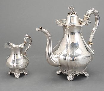 KAFFEKANNA och GRÄDDKANNA, silver. P.A. Weström, Uppsala 1866. Nyrokoko. Vikt ca 913g.