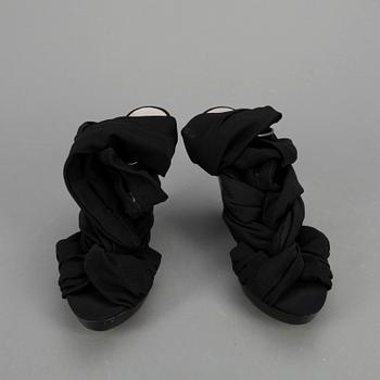 SKOR, tre par, DKNY, Ralph Lauren, Manolo Blahnik.