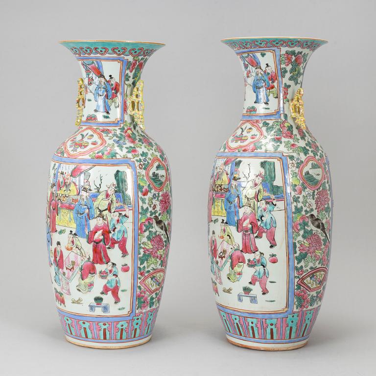 A pair of Chinese famille rose floor vase, early 20th century.