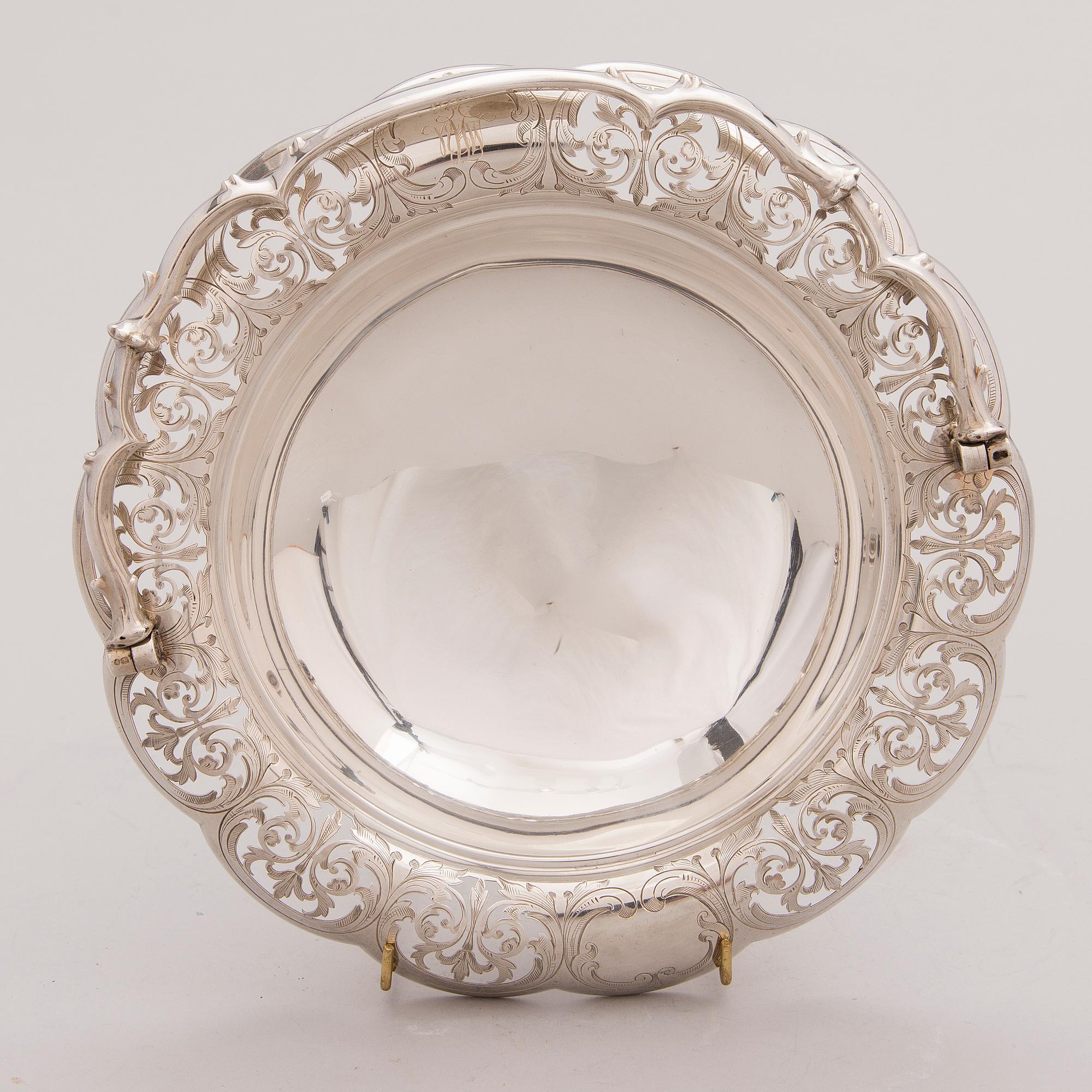 A 1920 silver bread basket, London.