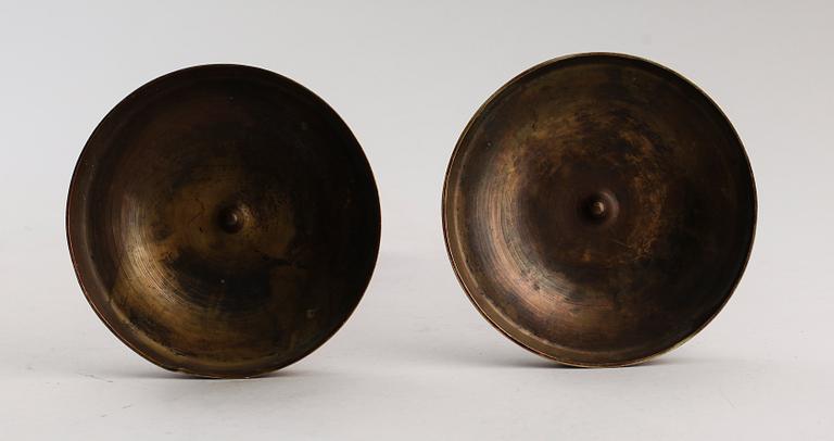 LJUSSTAKAR, 1 par, empire, förgylld och patinerad brons, 1800-talets första hälft.