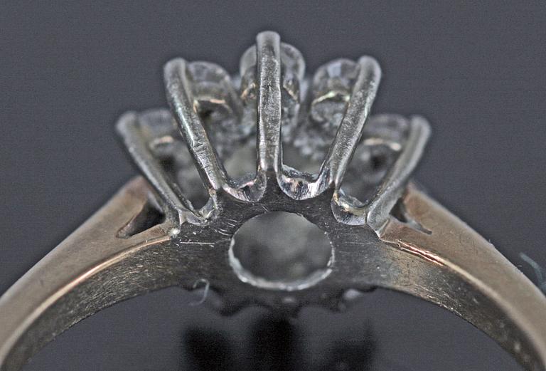 RING, 14 K guld, briljantslipad diamant, ca 0,5 ct, med 10 mindre briljanter.