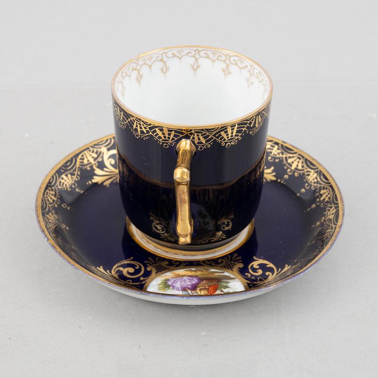 A porcelain coffee pot with a pair of cups with saucers, second half of the 19th century.