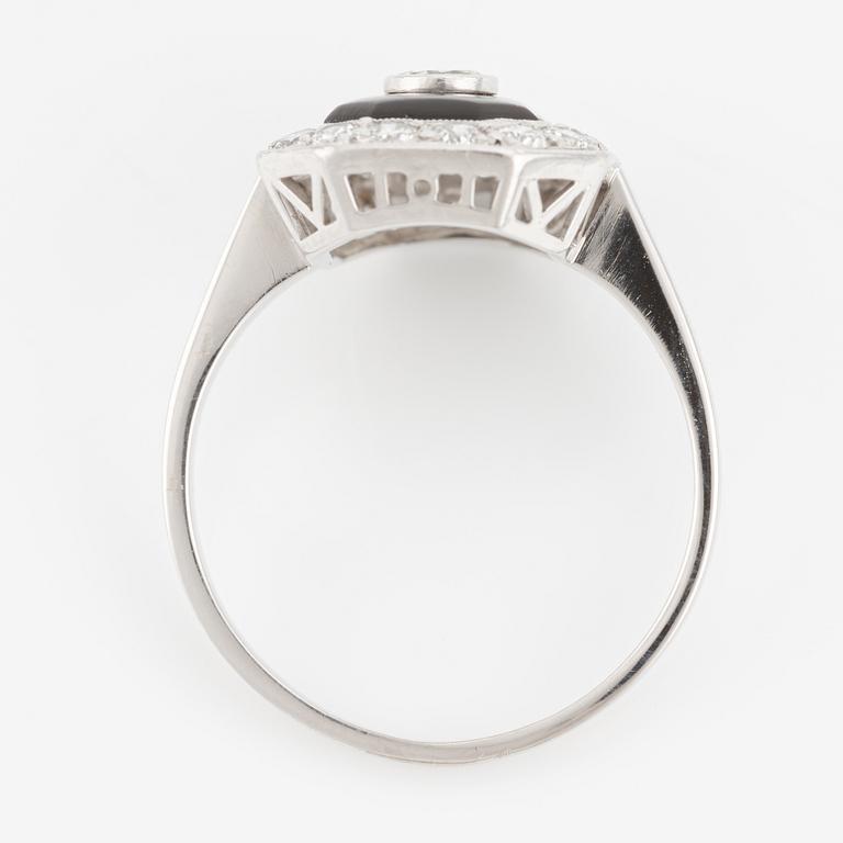 Ring in 18K white gold with onyx and round brilliant-cut diamonds.