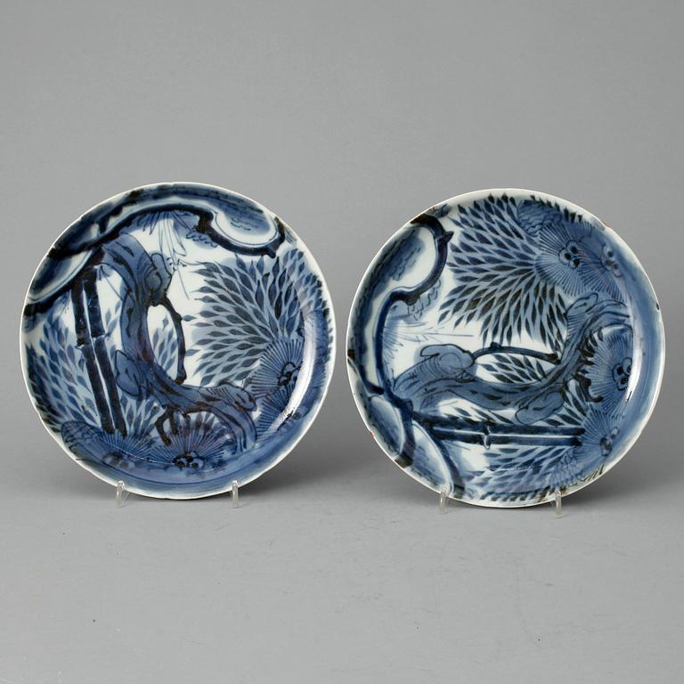 TALLRIKAR, ett par, porslin, Japan 1800-tal.