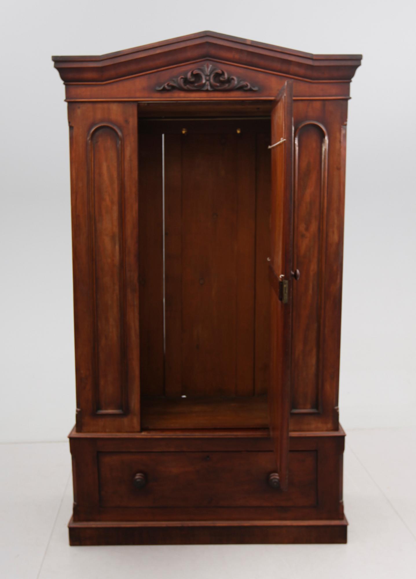 KLÄDSKÅP, England, 1800-talets slut.