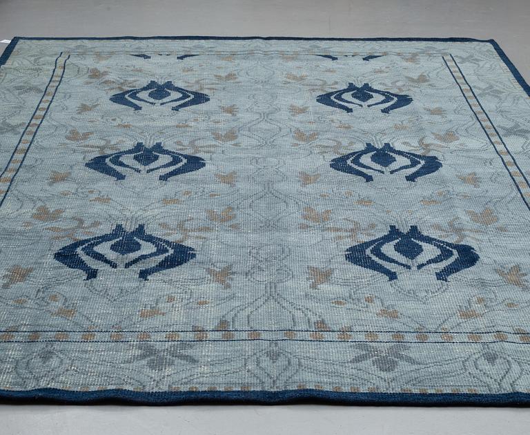 AN ORIENTAL CARPET, ca 360 x 263 cm.