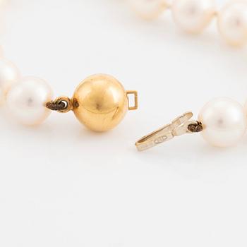 A cultured pearl bracelet.