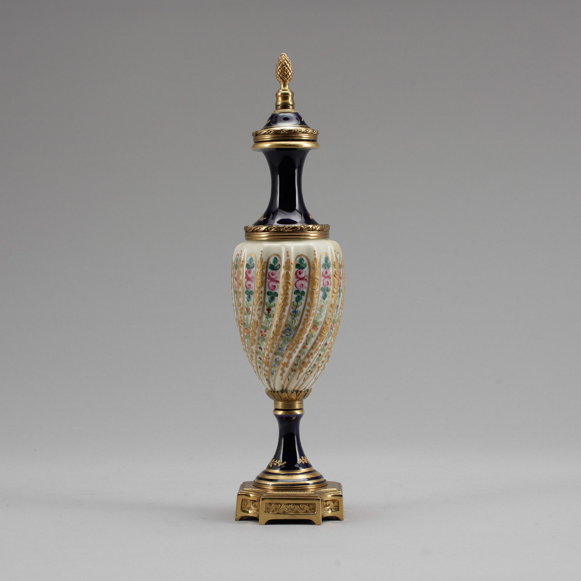 LOCKURNA, porslin, Frankrike, 1900-tal.