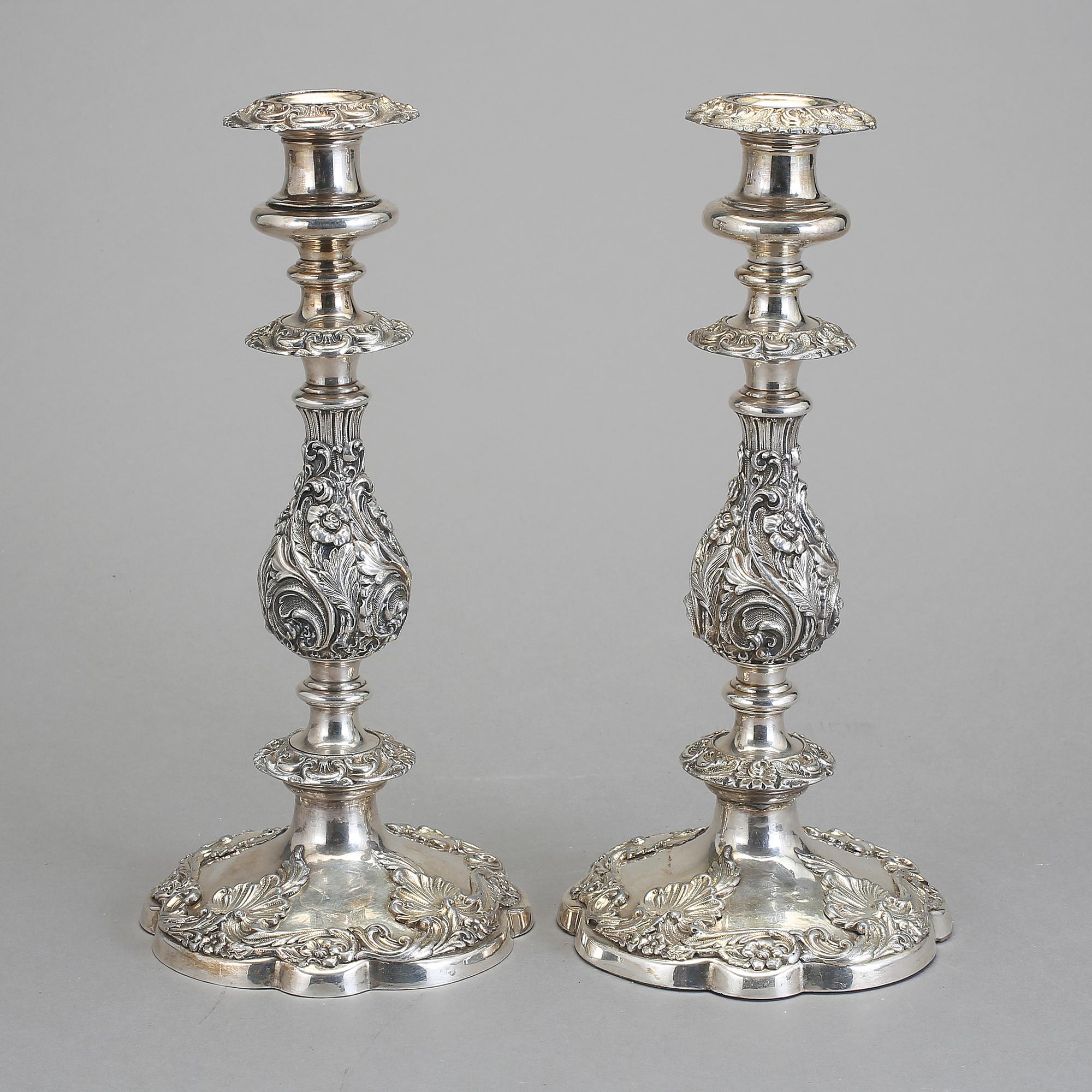 LJUSSTAKAR, ett par, pläter. Rokokostil, troligen England, 1800-talets andra hälft.