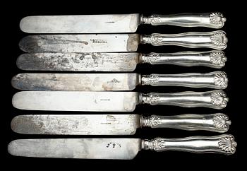 KNIVAR, 7 st, silver, "Engelsk snäck", bla Gustav Möllenborg, 1800-talets mitt/andra hälft. Tot ca 738 gram.