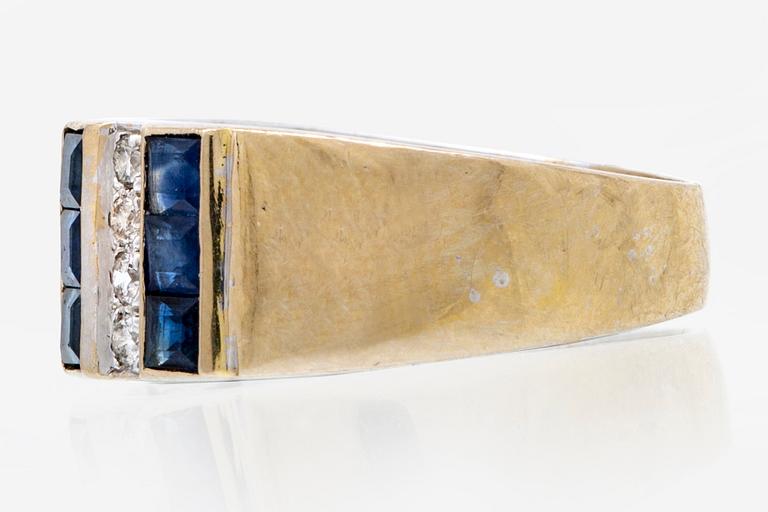 Ring 18K whitegold sapphires and brilliant-cut diamonds approx 0,30 ct in total.
