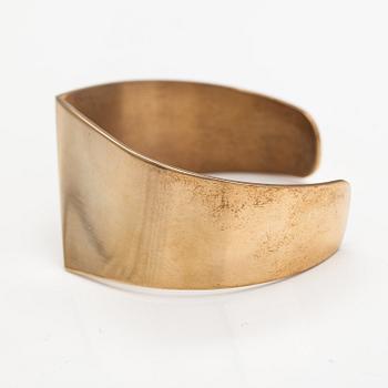 Pekka Piekäinen, Armband, förgyllt sterlingsilver. Platinoro, Åbo 2009.