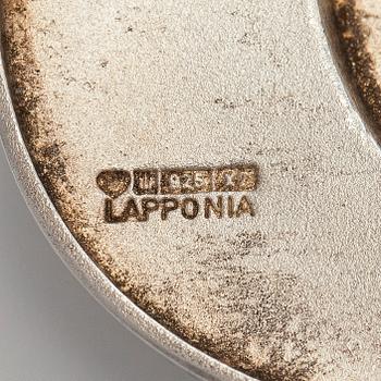 Juhani Linnovaara, riipus/rintaneula, sterlinghopeaa ja emalia, "Dyckia", Lapponia 1975.