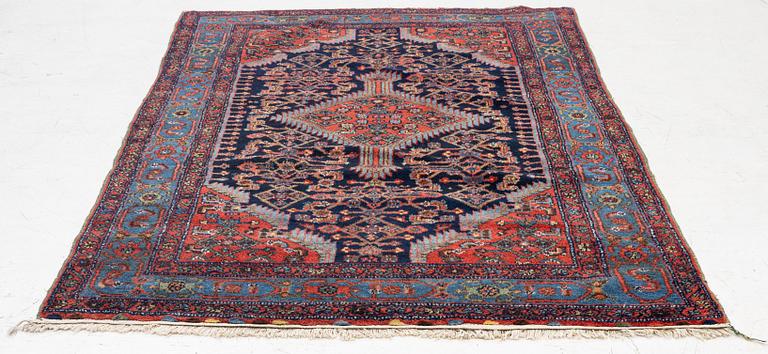 Matta, antik Hamadan, nordvästra Persien, ca 190 x 132 cm.