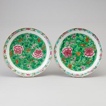 A large pair of famille rose porcelain dishes, Qing dynasty, 19th century.