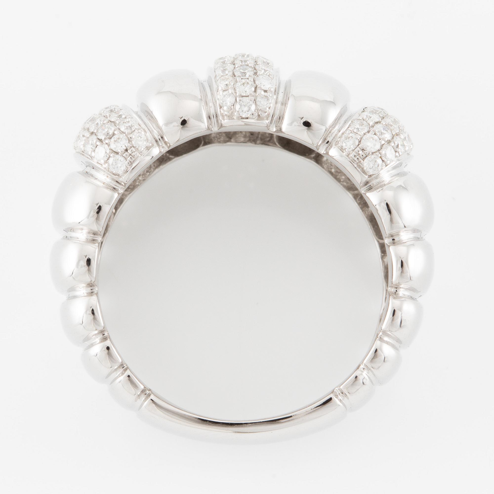 Ring 18K white gold set with brilliant-cut diamonds.
