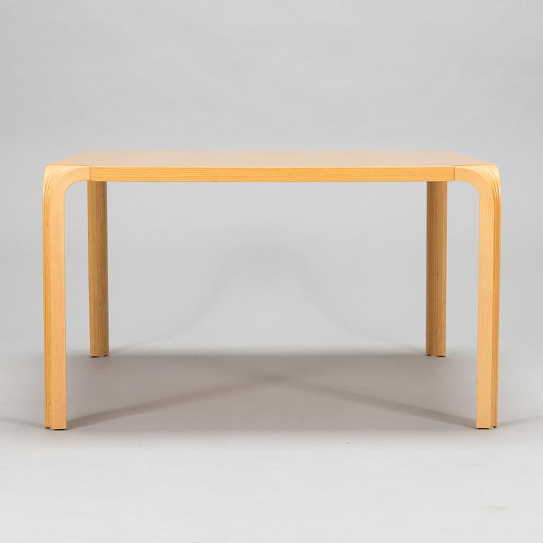 Alvar Aalto, soffbord, MX800B, Artek. Modellen formgiven år 1954.