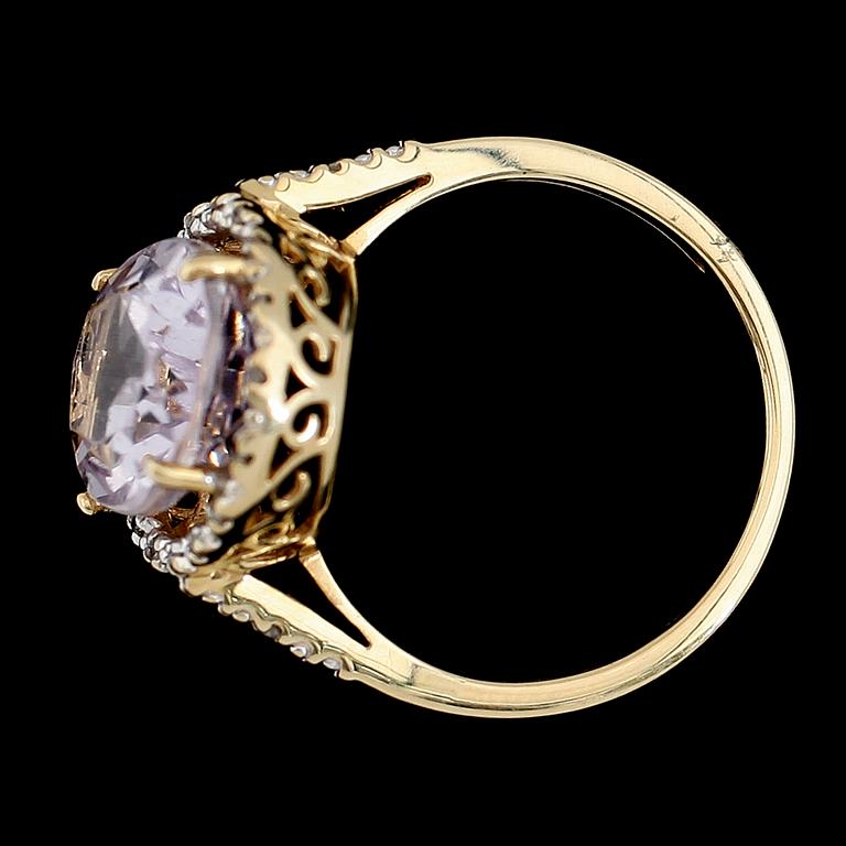 RING, 10K guld, ametist och diamanter tot ca 0.06 ct. Vikt ca 3 g.