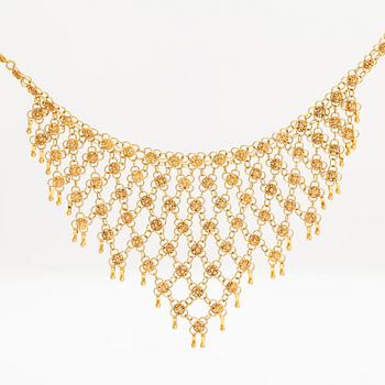 An 18K gold filigree necklace. Foreign hallmarks.