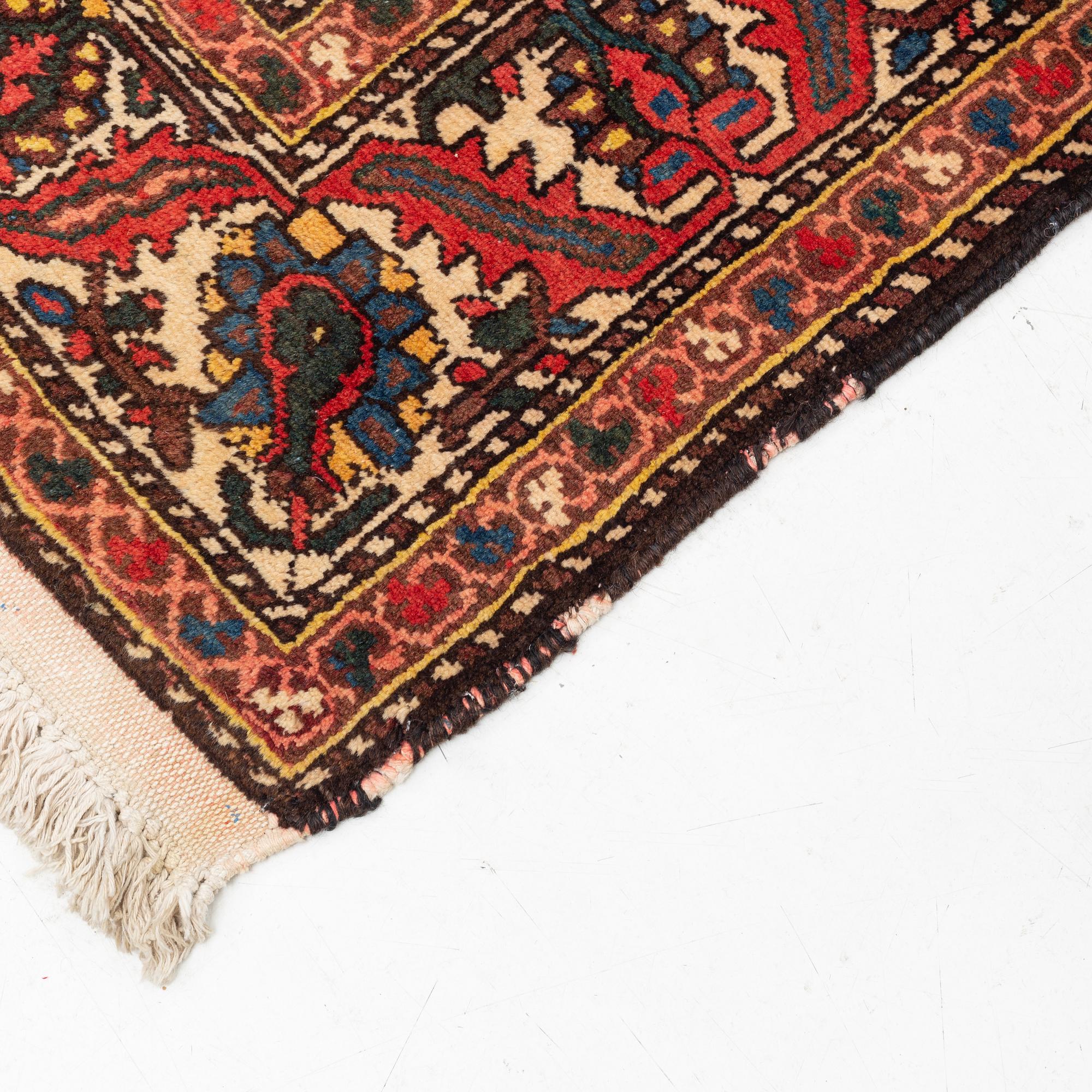 A Chahar Mahal Va Bakhtiari carpet, semi antique, c. 306 x 220 cm.