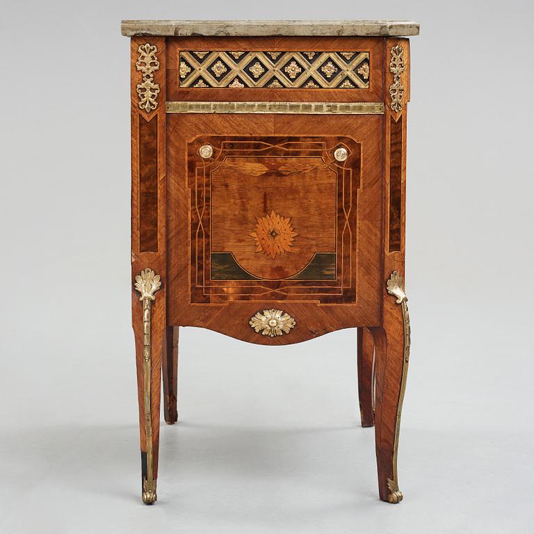 A Gustavian 1780's commode by Gottlieb Iwersson, Royal cabinetmaker (master in Stockholm 1778-1813), not signed.